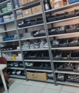 Prateleiras com estoque de componentes e materiais elétricos