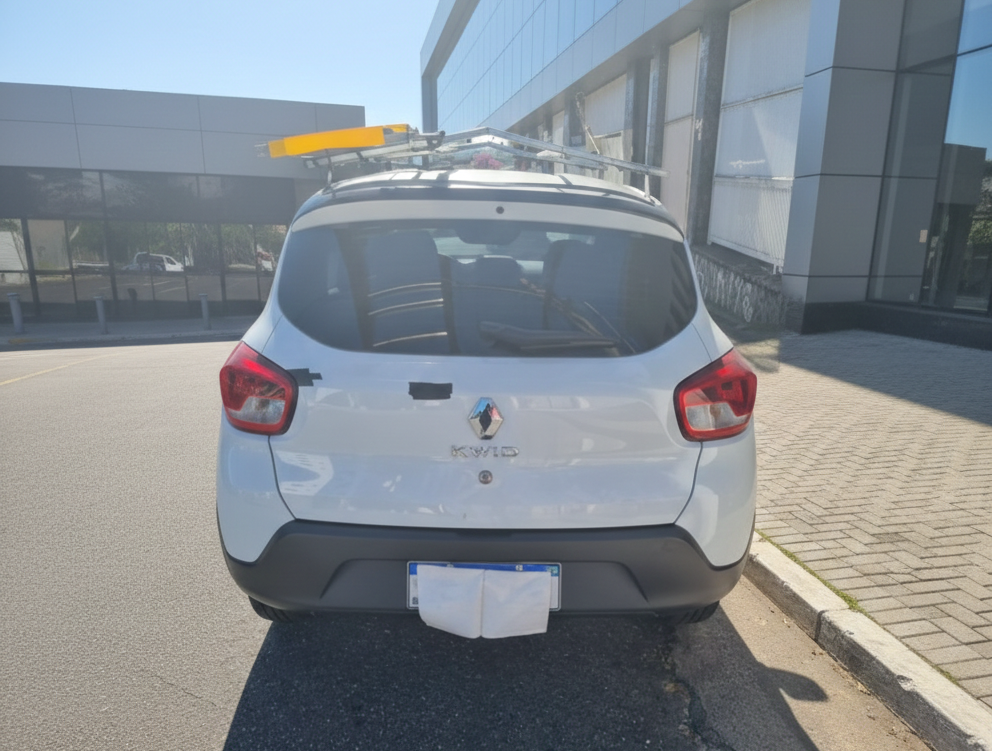 Veículo Renault Kwid da frota MY Engenharia
