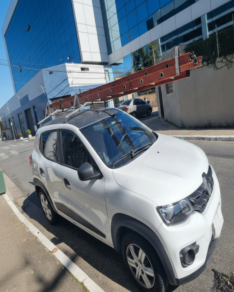 Veículo Renault Kwid da frota MY Engenharia